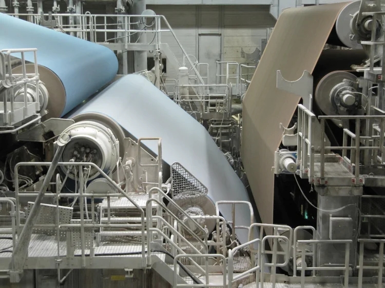 كيفية التقاط الورقة الورقية من تشكيل النسيج إلى الضغط على اللباد؟